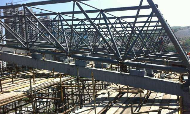 鄂尔多斯简述网架公司的黑色压型钢板的吊装步履